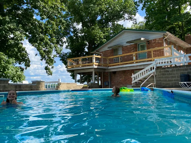 Raccoon Lakeside Lodge