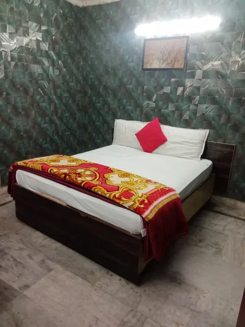 OYO 825636 PARTH INN