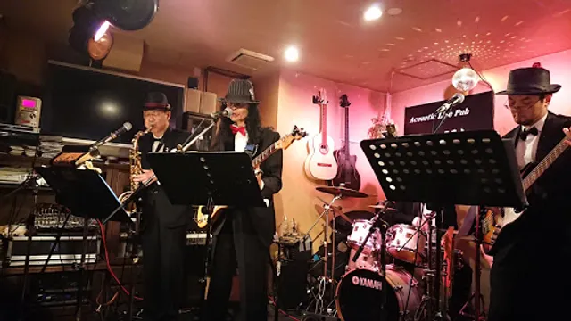 アコースティックＬＩＶＥパブ・白いギター