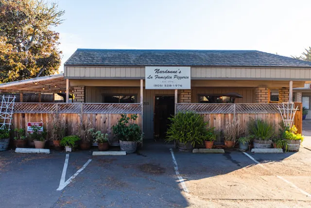 Nardonne's La Famiglia Pizzeria
