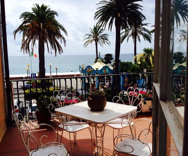 Albergo Villagrande con Ristorante sul lungomare di Varazze