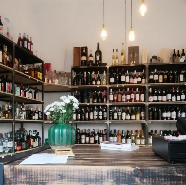 Enoteca Tondo: Spiriti. Vini. Birre.