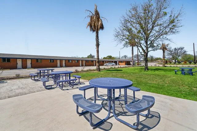 OYO Hotel Luling TX Downtown I-10/US-90