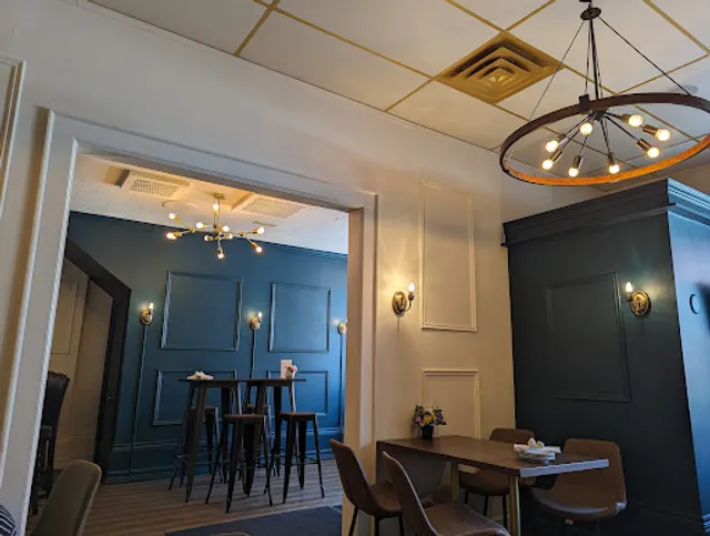 Papi's Eatery & Lounge