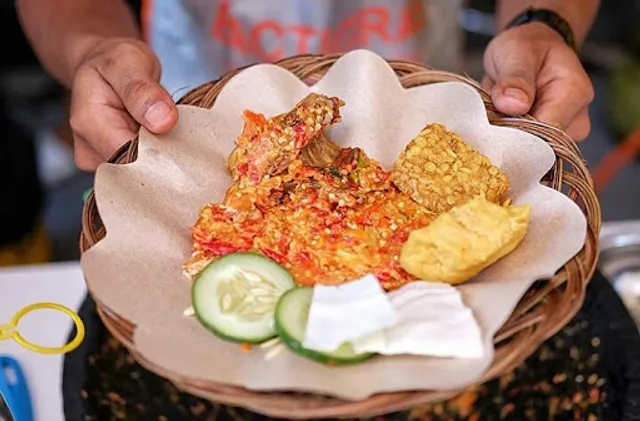 Ayam Gepuk Pak Gembus Padang