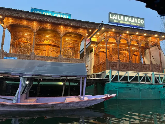 Laila Majnoon House Boat