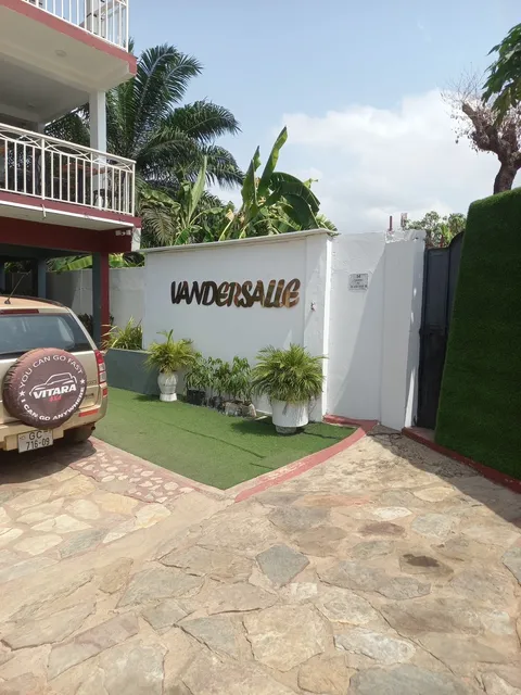 Van-Der-Salle Apartments