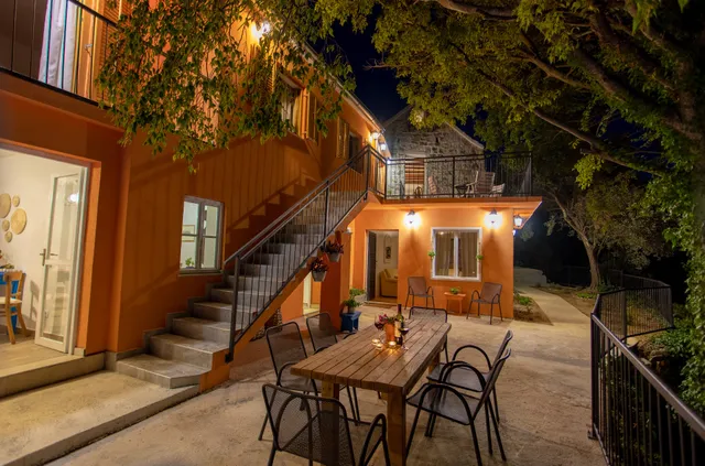 Dalmatian Green Peak