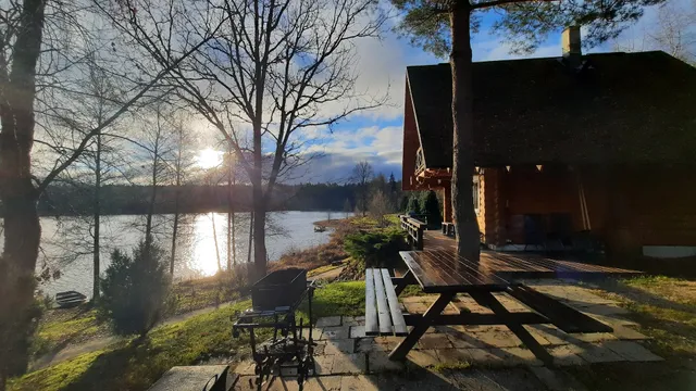 Ezerkalni, Brīvdienu māja