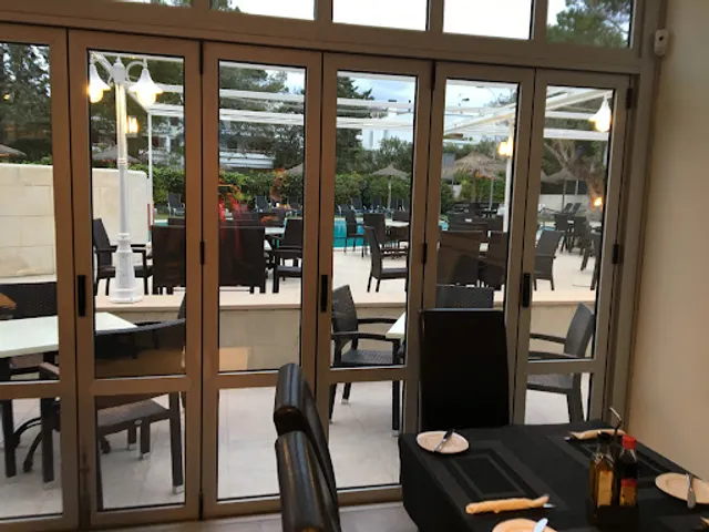 Laguna Restaurant Bar and Pool