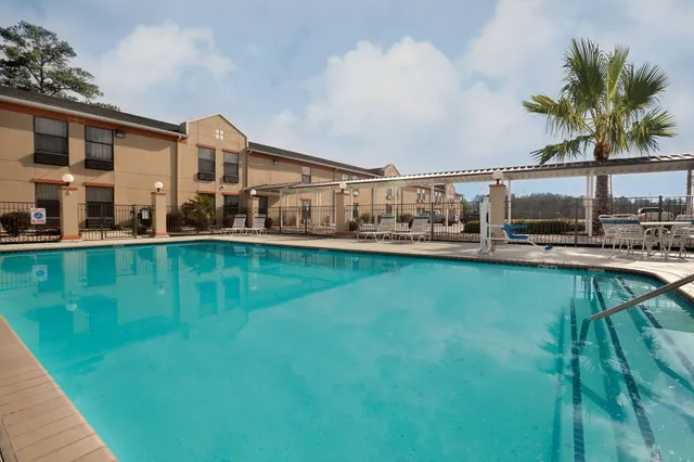 Days Inn & Suites by Wyndham Kinder