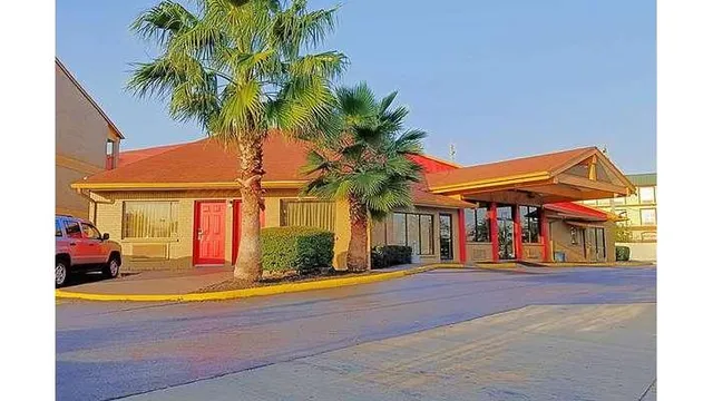 Howard Johnson by Wyndham Houston Hobby Airport