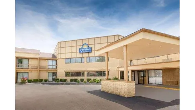 Days Inn & Suites by Wyndham Madison Heights MI