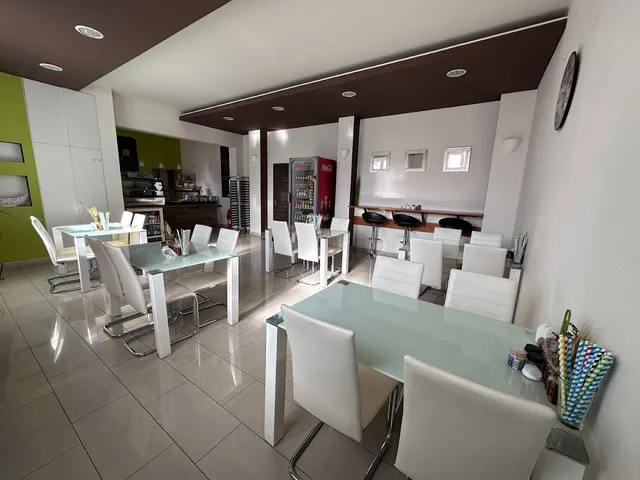 CsakBejössz Étterem és Reggeliző-Kávézó