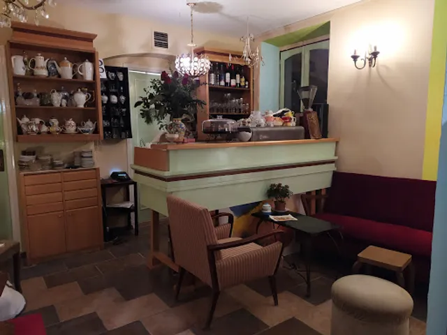 Bizou Café & Antiques