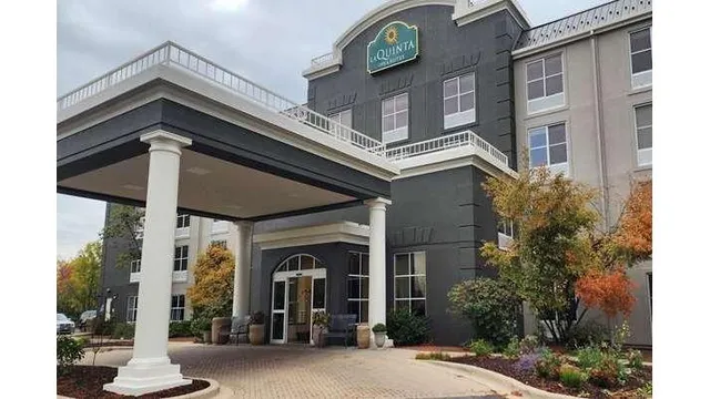 La Quinta Inn & Suites by Wyndham Milwaukee SW New Berlin