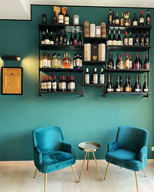 THE HINNOMINATE LOUNGE BAR