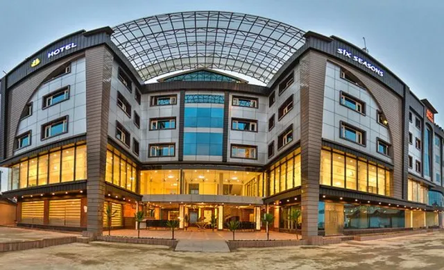 Hotel Six Seasons