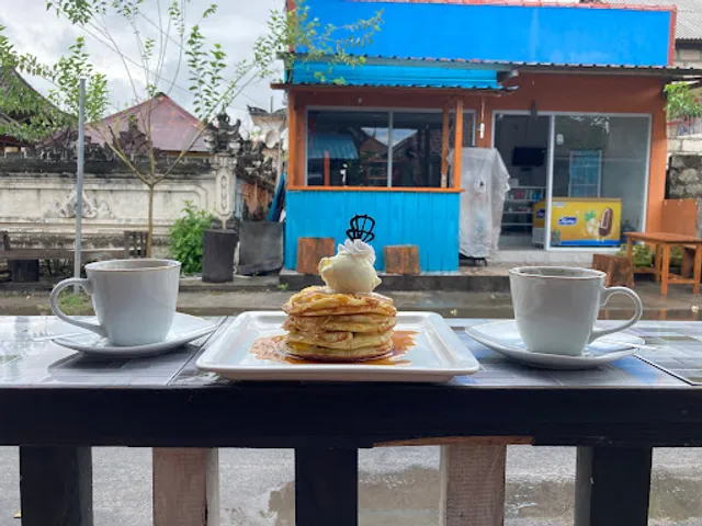 BLACK WHITE cafe bakery