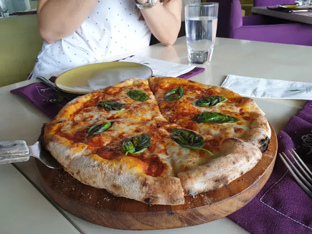 Raffaele Woodfired Pizza, The Bayleaf Hotel