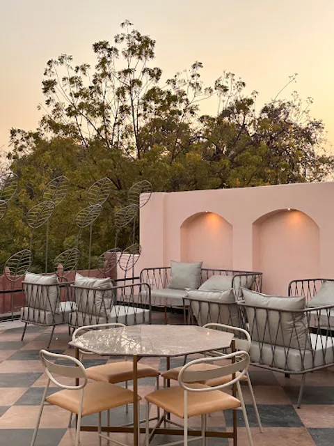 Rawle - Rooftop Bar&Eatery