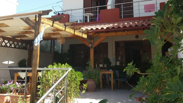 GALAXIAS STUDIOS family rooms