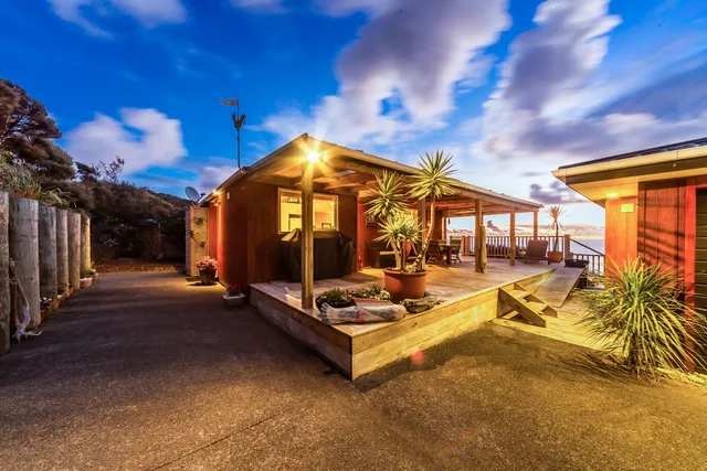 Romantic Piha-Holiday house