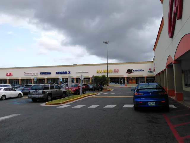 Los Prados Shopping Center
