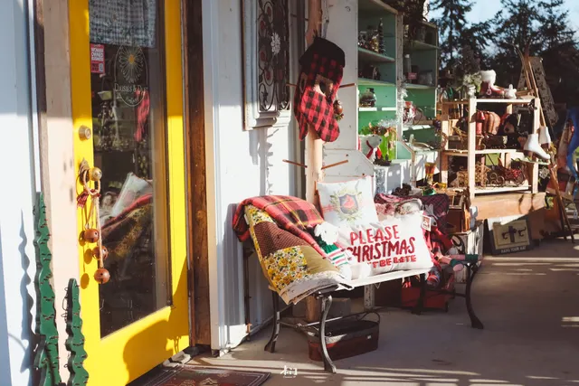 Daisies & Dust Vintage Market