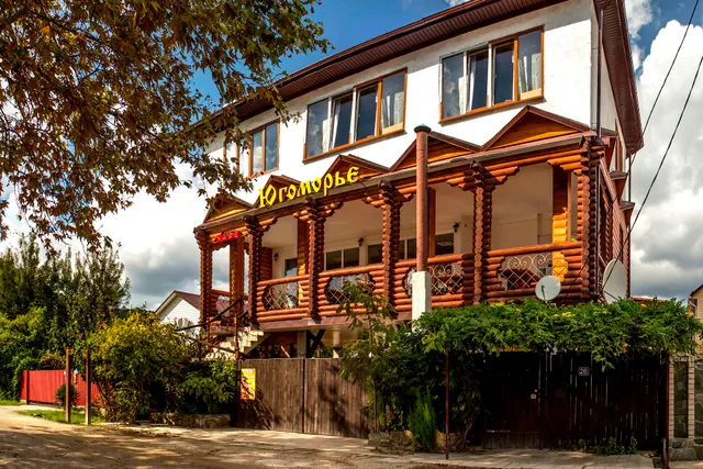 Югоморье - семейная гостиница с бассейном в Архипо-Осиповке.