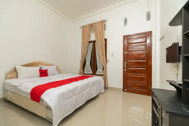 RedDoorz Syariah near Universitas Putra Indonesia Padang