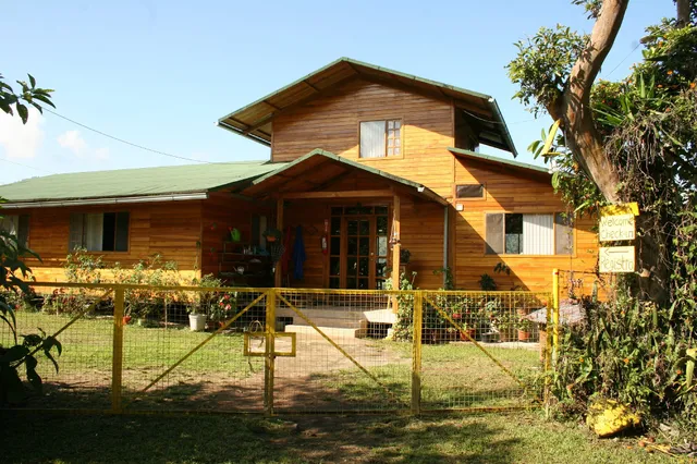 Hacienda San Vincente / Yellow House Trail & Lodge (Casa Amarilla)