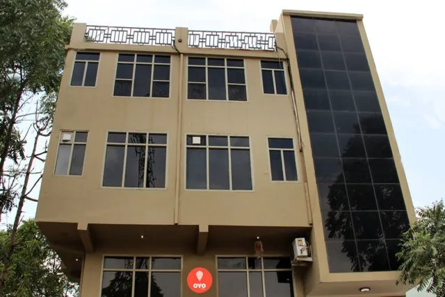 OYO 417 Samrat Hotel