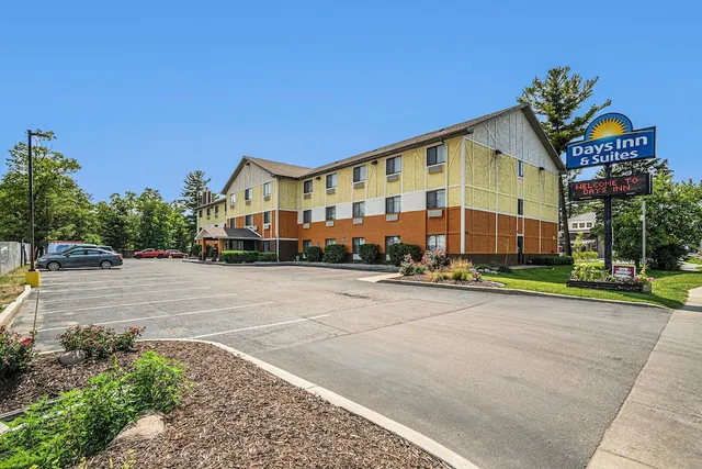 Days Inn & Suites by Wyndham Traverse City