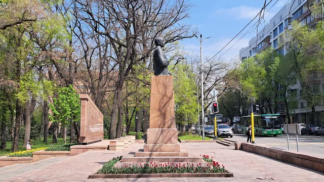 Тоқаш Бокин ескерткіші