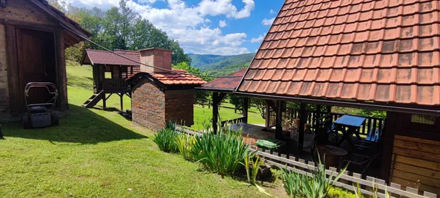 Брвнара на брегу