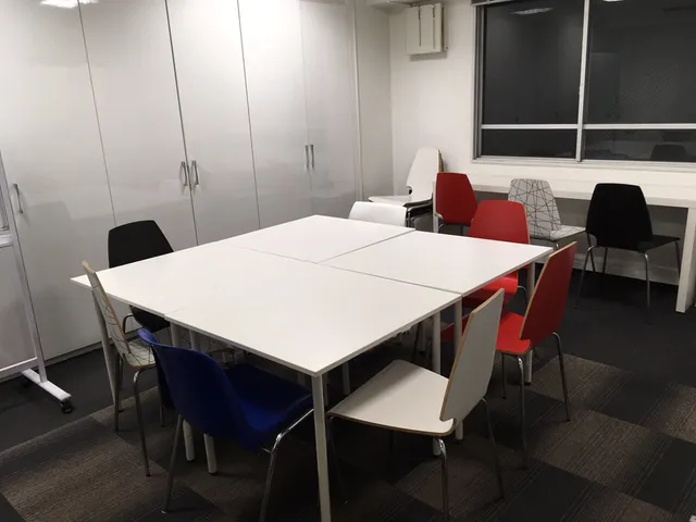 勉強カフェ大阪本町｜自習室よりも勉強カフェ