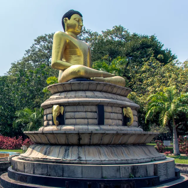 Viharamaha Devi Park Buddha Statue