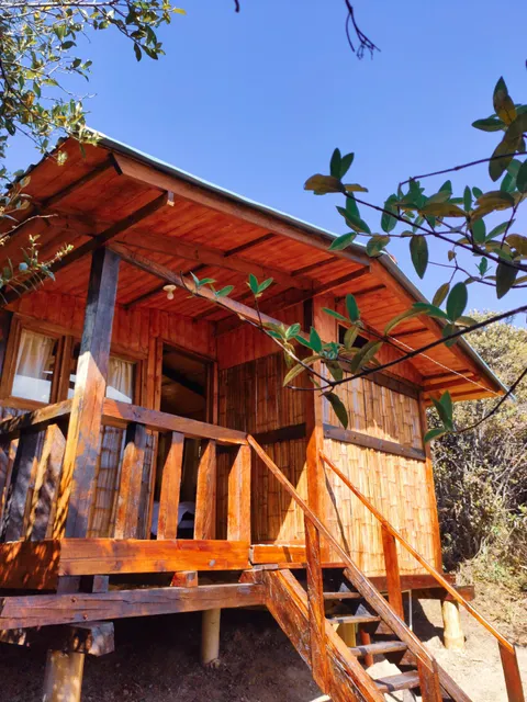 ALOJAMIENTO ECOLOGICO ENTRE ROCAS y CRISTALES