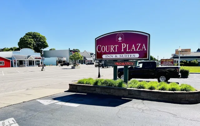 Court Plaza Inn & Suites of Mackinaw