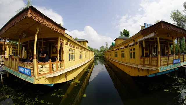 Houseboat Appolo Eight