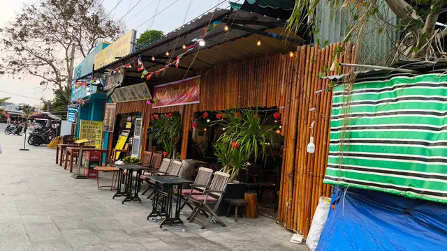 O Hên Restaurant Food & Drink