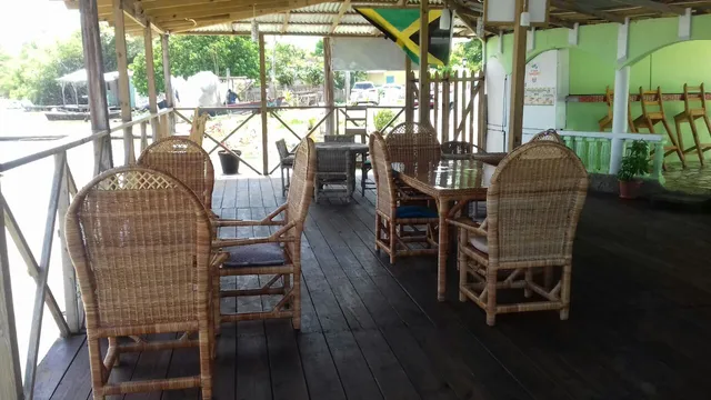 BUZZO'S SPORTS BAR AND GRILL