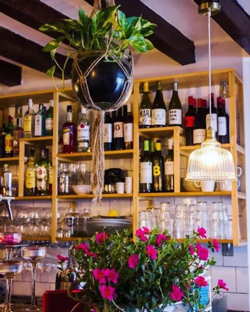 0es3 Wine, cocktails and Food.