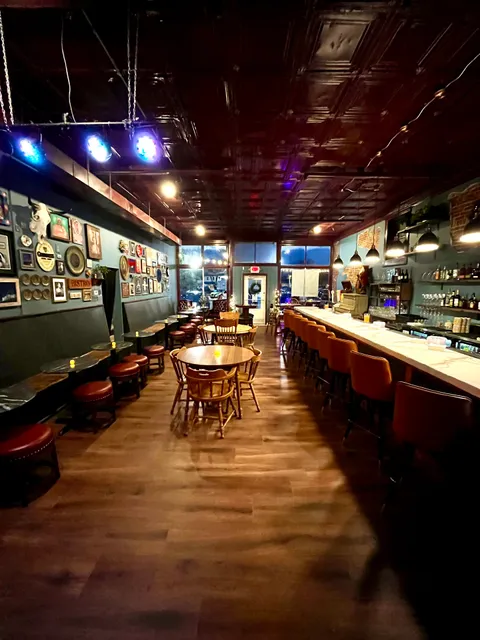 The Upright Pub and Music Parlor