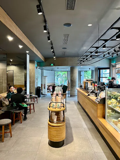 Starbucks Cách Mạng Tháng 8