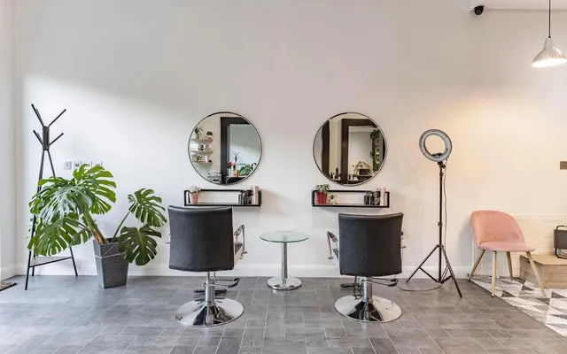 Shades Italian hairdresser N4