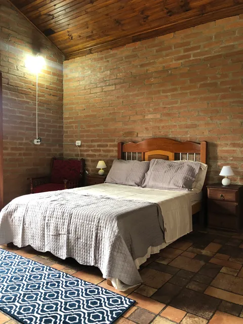 Chalé atrás da pedra