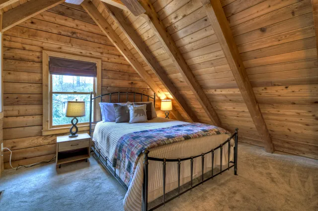 Tanglewood Creek Cabin / Blue Ridge Cabin 5 Minutes from Marina & Town