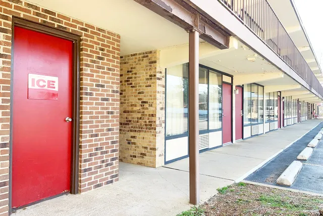 Paris Inn & Suites - Paris, TN